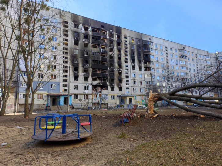 Un edificio del barrio de Oleksiivka, con daños causados por las bombas.