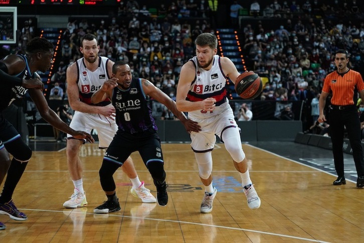 Matt Costello y Fontecchio, dos de los baskonistas que han anotado 10 o más puntos.