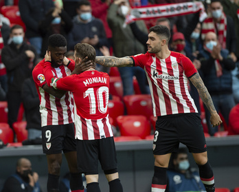 Unai Núñez celebra un gol en San Mamés con Muniain y Williams.