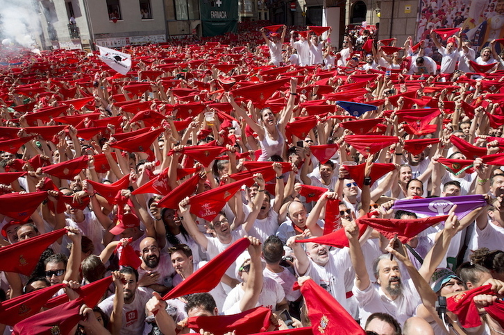 Pañuelos levantados antes de que sonara el último txupinazo antes del parón por la pandemia.