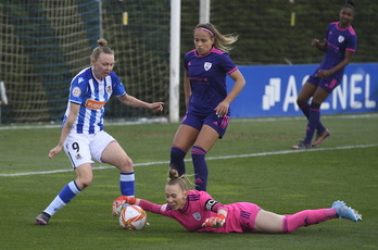 Paula Ulloa, entre Franssi y Monica, atrapa el balón en el suelo.