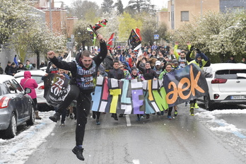 Eguraldi txarrari aurpegi ona jarri diote korrikalariek.