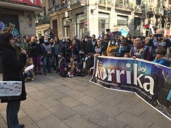 Varias personas se han unido a Korrika en Barcelona.