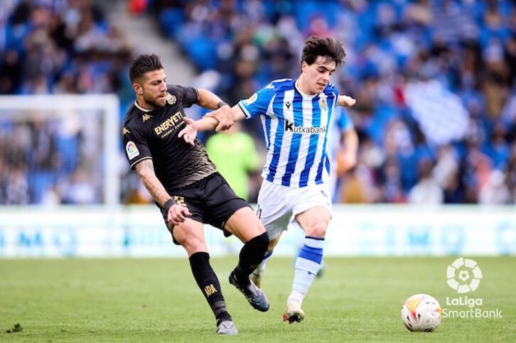 Lobete, que ha entrado en el segundo tiempo, pelea por el balón con Zarfino, autor del último gol visitante.