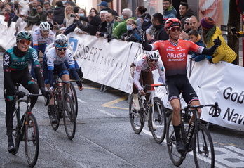 Warren Barguil ha remontado en los últimos metros a Vlasov y Clarke.