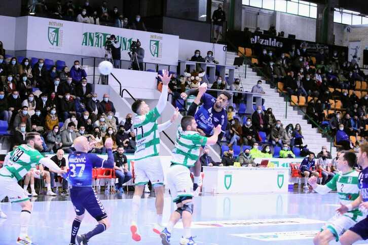 BM Benidorm se ha impuesto con claridad a Anaitasuna en Iruñea. 