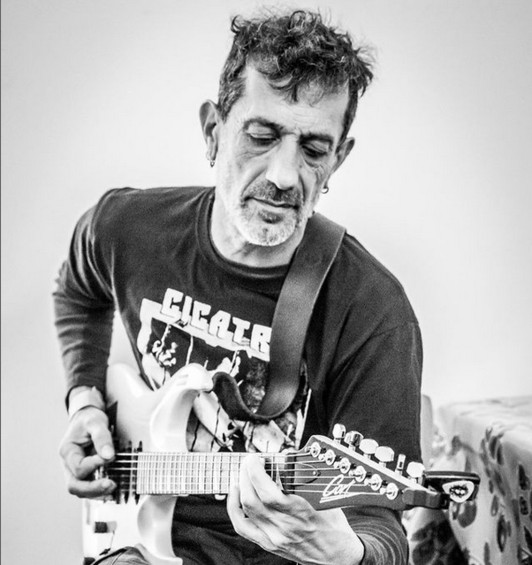 El aragonés Manolo Kabezabolo siempre ha estado muy unido a  la cultura punk de Euskal Herria.