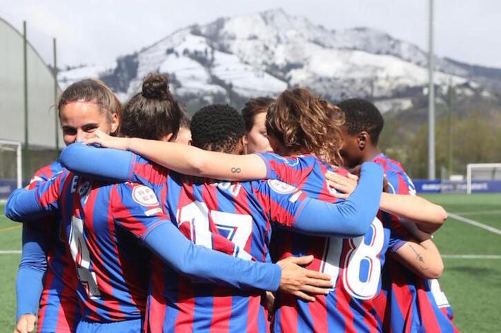Las azulgranas celebran el gol de Elba, que les colocaba por delante en el marcador.