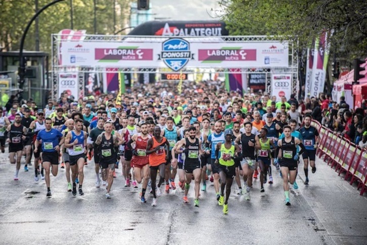 Inicio de la Media Maratón Donostia, con Rodgers Maiyo marcando el ritmo.