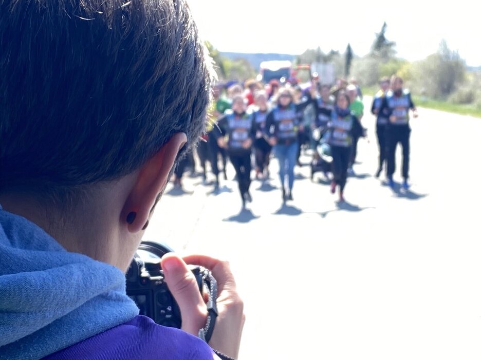 Korrikalariak Korrikako furgonetatik. Korrikalariak Korrikako furgonetatik.