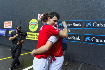 Altuna se abraza con Martija tras ganar la txapela.