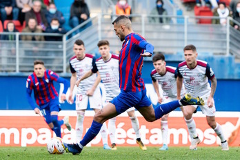 Stoichkov ha transformado el penalti que adelantaba al Eibar, anotando su 17º gol de la temporada.