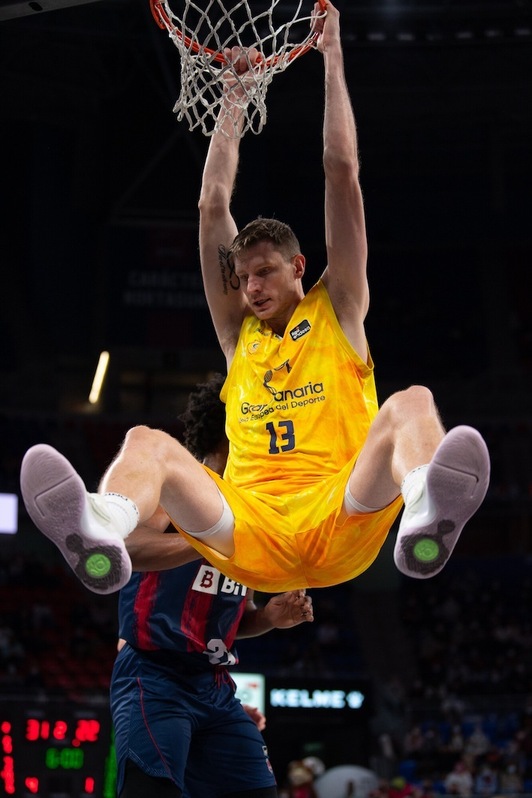 Pustovyi se cualga a placer ante un Steven Enoch desaparecido.