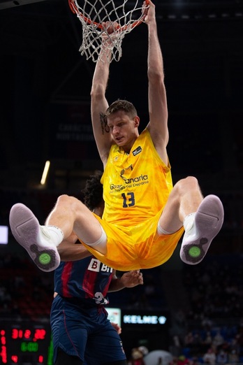 Pustovyi se cualga a placer ante un Steven Enoch desaparecido.