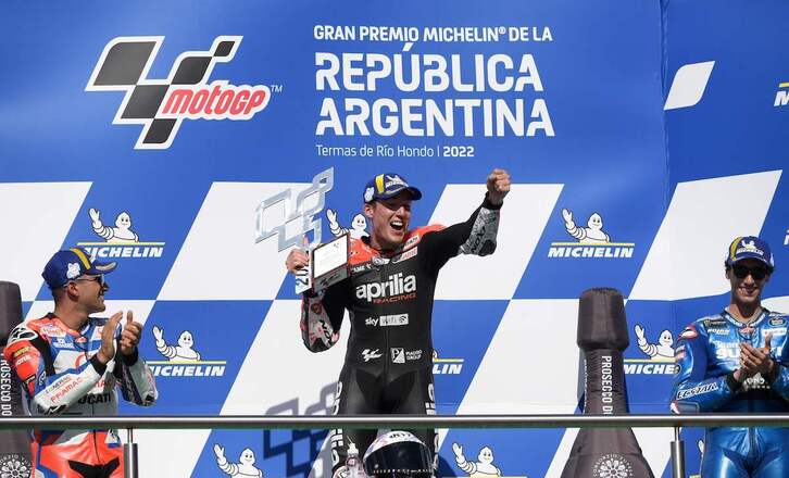 Aleix Espargaró celebra su primera victoria en Moto GP. 