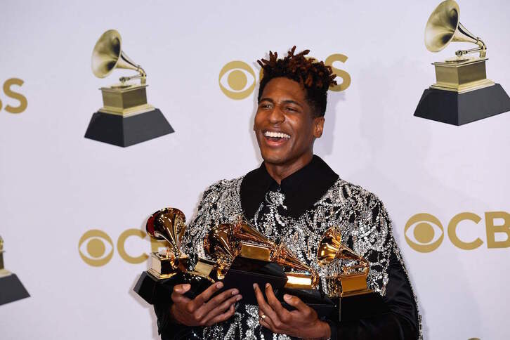 Jon Batiste posa con sus cinco estatuillas.