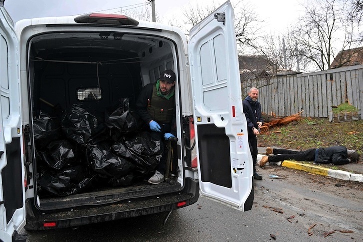 Los servicios funerarios recogen cadáveres de las calles de Bucha, suburbio de la conurbación de Kiev.