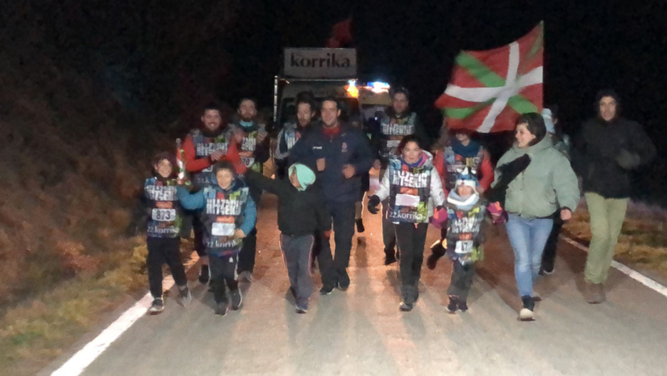 Zarrakaslekutik Kasedarako bidean, ilunpean baina giro ederrean. Zarrakaslekutik Kasedarako bidean, ilunpean baina giro ederrean.