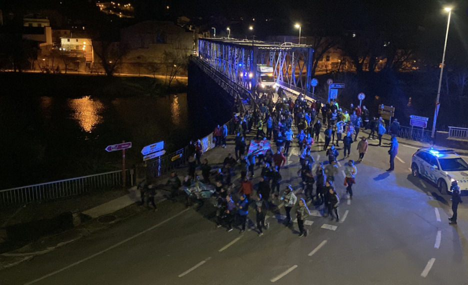 Zangoza zeharkatzen ari zirela aldatu zen eguna. Zangoza zeharkatzen ari zirela aldatu zen eguna.