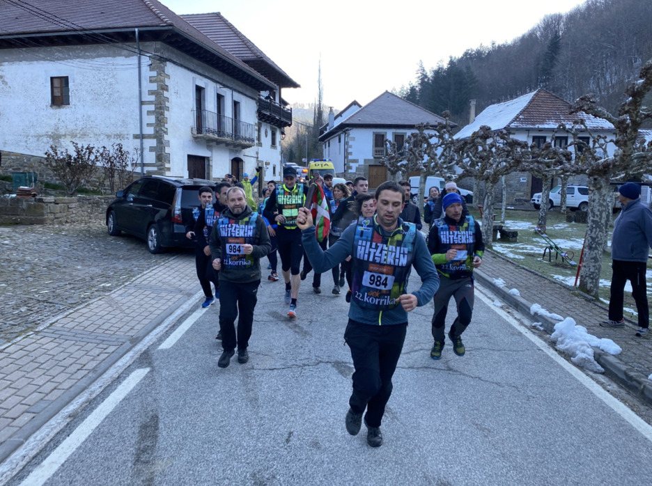 Itzaltzuko euskaltzaleak lekukoa gidatuz. Itzaltzuko euskaltzaleak lekukoa gidatuz.