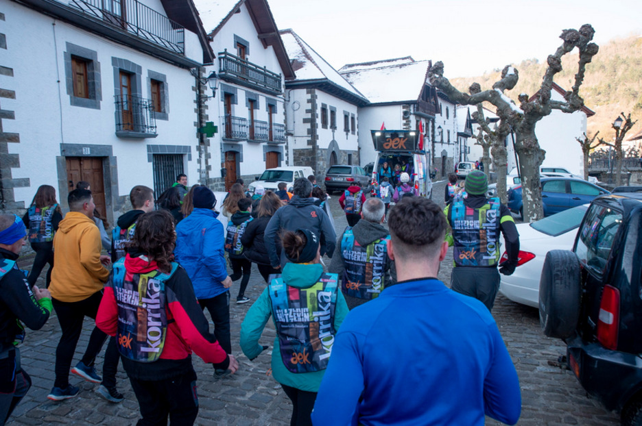 Otsagabiatik Ezkarotzera doa euskara. Otsagabiatik Ezkarotzera doa euskara.