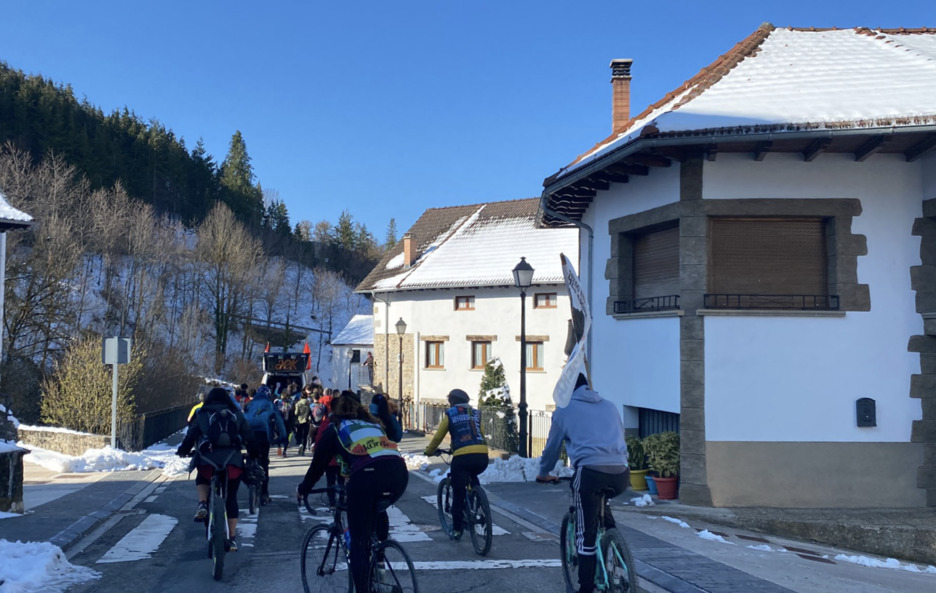 Jaurrietatik Abaurregainara, bizikletaz. Jaurrietatik Abaurregainara, bizikletaz.