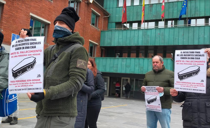 Concentración para denunciar la muerte de una persona sin hogar en Barakaldo.
