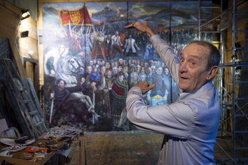 Xabier Morras muestra un detalle de su cuadro Amaiur en el estudio de su vivienda en Gorraitz. 