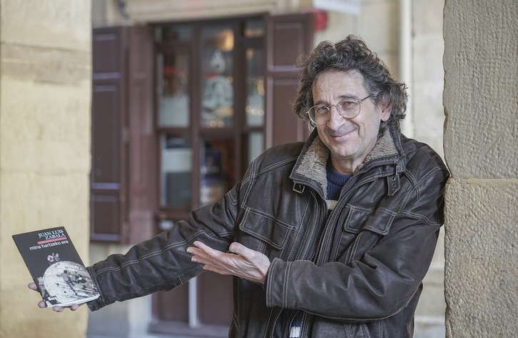 Juan Luis Zabala ‘Mina hartzeko ere’ poema liburua aurkezten.