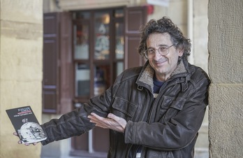 Juan Luis Zabala ‘Mina hartzeko ere’ poema liburua aurkezten.