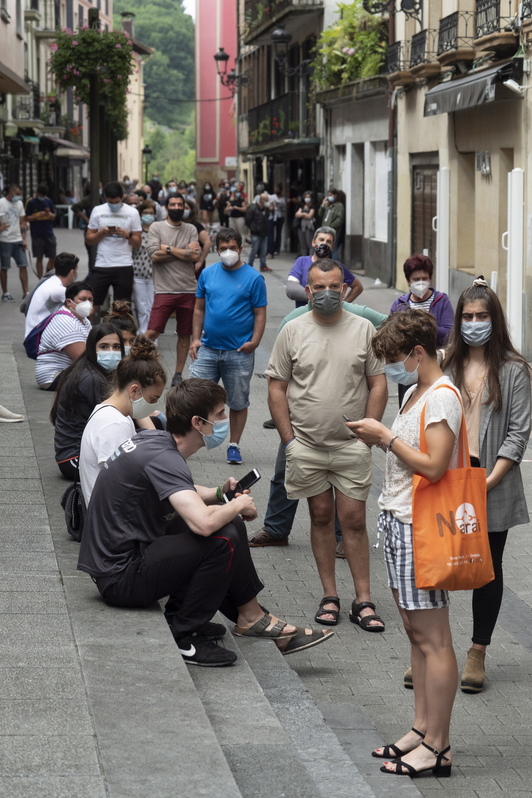 Colas para PCR en Ordizia durante el brote de julio de 2020.