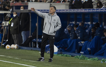 José Luis Mendilibar, en el banquillo del Alavés.