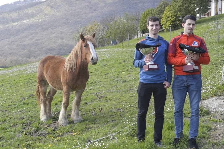 Jokin Altuna y Julen Martija posan con sus txapelas en Etxeberri.