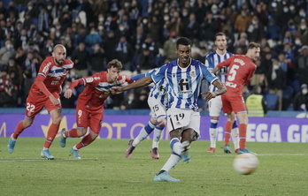 Momento en el que Isak lanza el penalti que ha dado el triunfo a la Real.