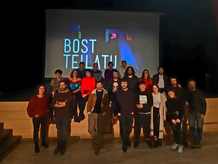 ‘Bost teilatu’ osatzen duten filmetako lantaldeko ordezkariak.