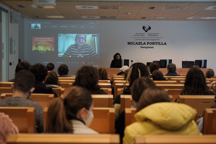 Conferencia de Antonio Turiel en el Centro Micaela Portilla, del Campus de Araba.