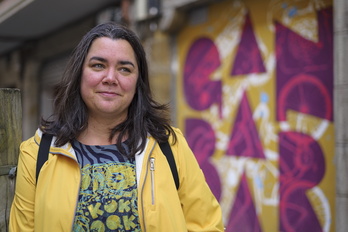 Eider Eibar ilustratzailea, Galdakaon egin duen mural baten aurrean.