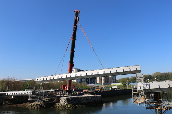 Este martes se ha colocado uno de los tableros centrales del puente de Astiñene. 