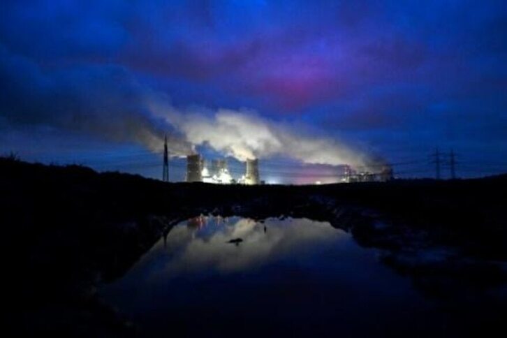 Las chimeneas de la central térmica de carbón de Neurath, en Alemania, expulsando grandes columnas de humo el 17 de enero de 2020.