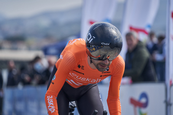 Mikel Bizkarra, en la crono inicial de la Itzulia en Hondarribia.
