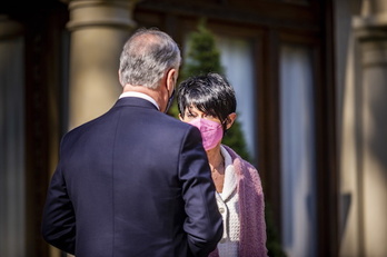 El lehendakari, Iñigo Urkullu, recibió a la portavoz de EH Bildu, Maddalen Iriarte, a la entrada de Ajuria Enea.