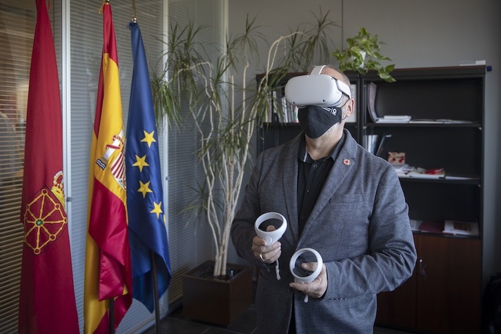 El consejero Juan Cruz Cigudosa ha presentado a los medios el nuevo espacio del Gobierno navarro en el metaverso.