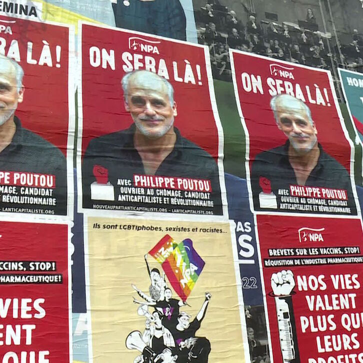 Carteles de campaña con la imagen del anticapitalista Philippe Poutou.