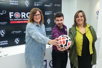 Bera Berako arduradun Tati Garmendia, Kultura eta Kiroleko diputatu Harkaitz Millan eta Kiroleko zuzendari Goizane Alvarez egon dira prentsaurrekoan.