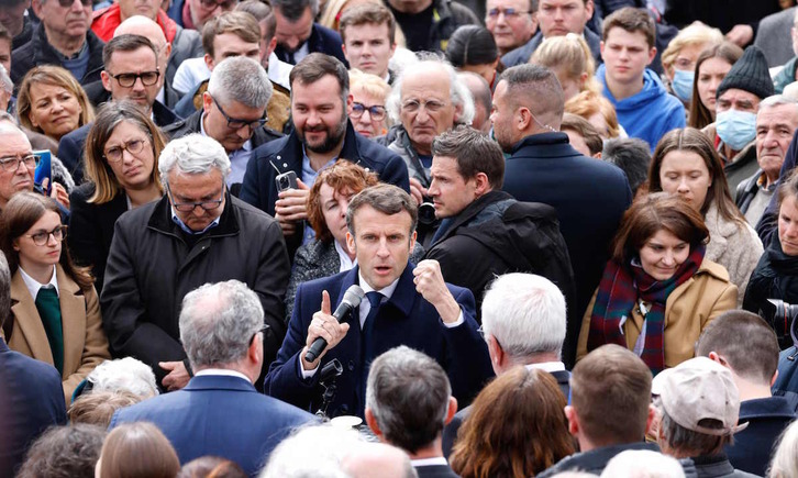 Emmanuel Macron interviene en un mitin en Spezet en el marco de la campaña de las elecciones presidenciales.