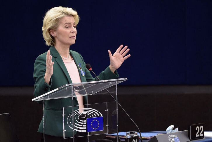 Ursula von der Leyen, que quiere ampliar las sanciones a Rusia, interviene en la sede de Estrasburgo del Parlamento europeo.