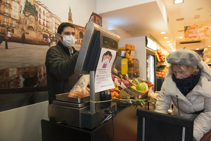 La mascarilla en interiores dejará de ser obligatoria tras Semana Santa.