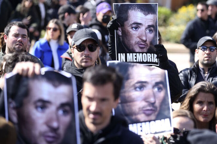 Manifestantes portan el retrato de Yvan Colonna en la marcha en su memoria realizada el 3 de abril en Aiacciu. 