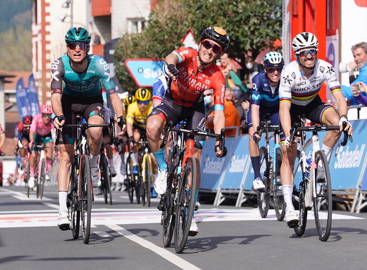 Pello Bilbao celebra su victoria por delante de Alaphilippe y Vlasov.