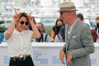 La actriz Noémie Merlant y el director Jacques Audiard en Cannes.